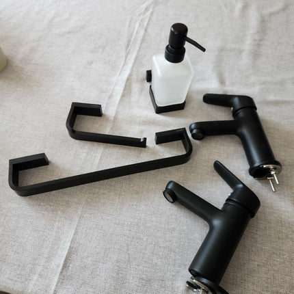 Griferia Klipen + accesorios negro mate para baño - Nuevo