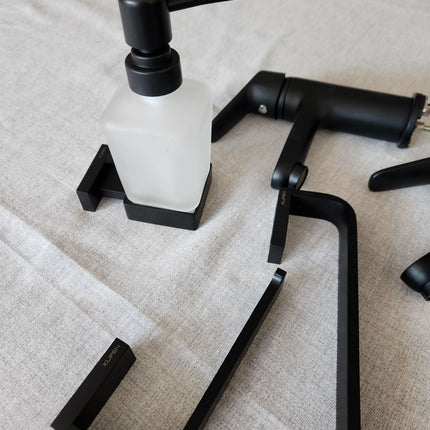 Griferia Klipen + accesorios negro mate para baño - Nuevo