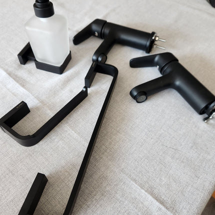 Griferia Klipen + accesorios negro mate para baño - Nuevo