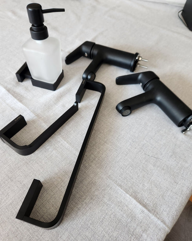 Griferia Klipen + accesorios negro mate para baño - Nuevo